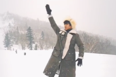王俊凯演绎跳雪运动超逗