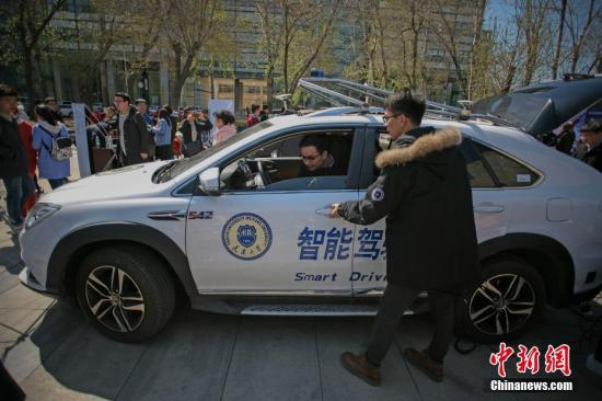 4月7日，一名学生在驾驶室调整无人驾驶智能汽车。 记者 佟郁 摄
