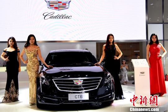 模特为一家国外知名汽车品牌造势。　记者刘可耕 摄