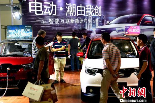 新能源车型也悉数亮相本届福州国际车展，受到民众关注。　记者刘可耕 摄