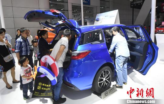 一款国产新能源车型亮相本届福州国际车展，受到市民围观。　记者刘可耕 摄